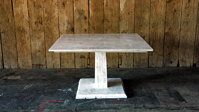 De Blanca Pedestal Table